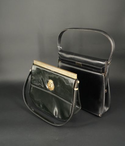 Deux sacs en cuir noir.
