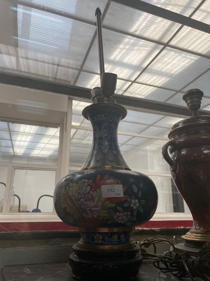 Vase balustre en émaux cloisonnés à décor...