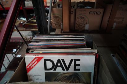 *Ensemble de vinyles et variétés. 3 cart...