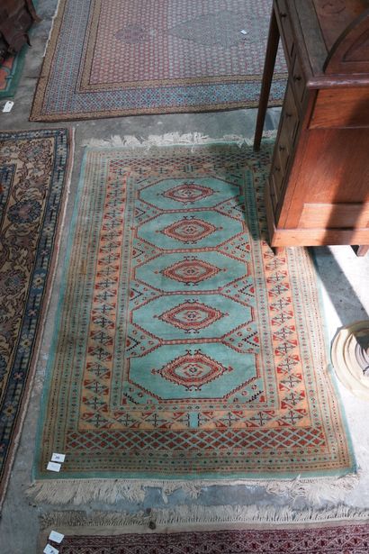 Réunion de quatre tapis, Orient ou Afrique...