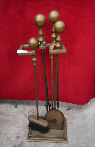 Nécessaire de cheminée en métal doré.