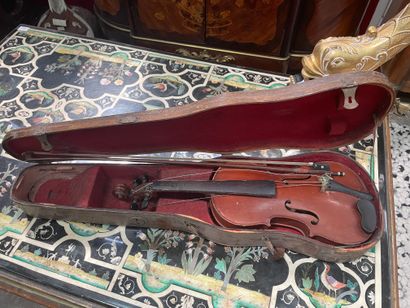 Un violon dans sa boîte.
