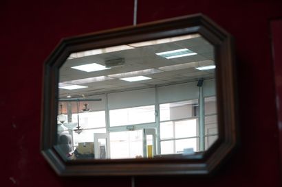 Deux miroirs, l'un en bois mouluré à pans...