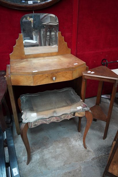Coiffeuse en bois plaqué ornée d'un miroir...