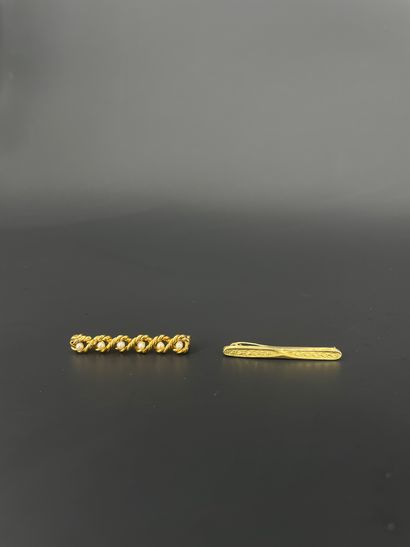Deux broches en or 18K (750 millièmes), l'une...