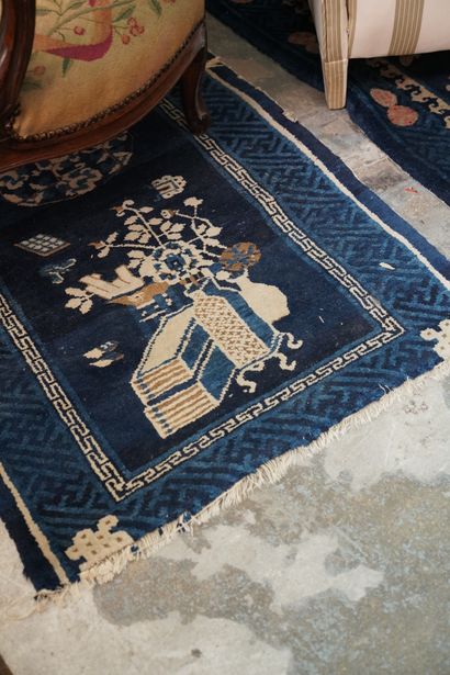 Réunion de tapis courants et chinois. Cinq...