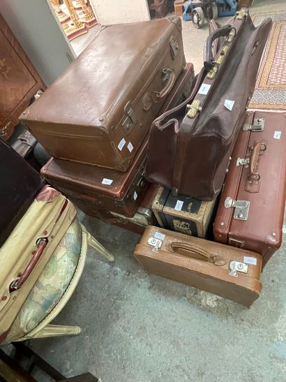 Réunion de malles de voyage, valises, nécessaire...