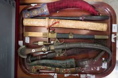 Ensemble de dagues et couteaux orientaux...