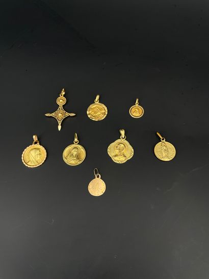 Réunion de médailles et pendentif en or 18K...