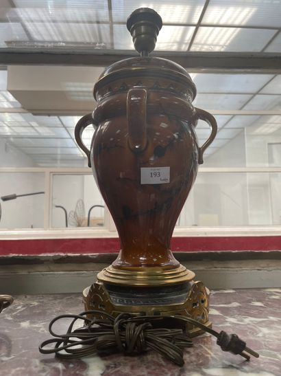 Vase en céramique émaillée à décor géométrique...