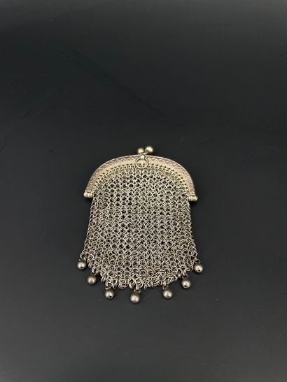 Petite bourse en argent. Poids : 27,3 gr...