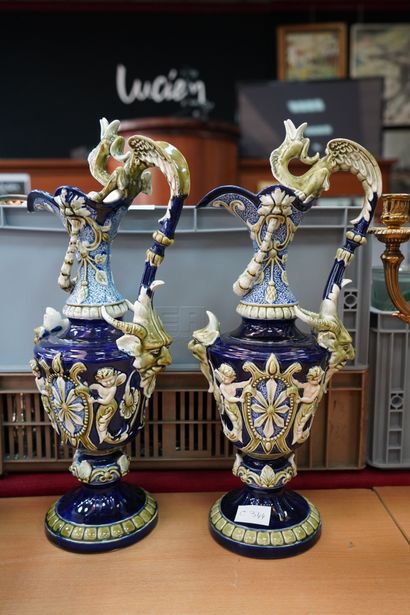 Paire de buires en faïence polychrome de...