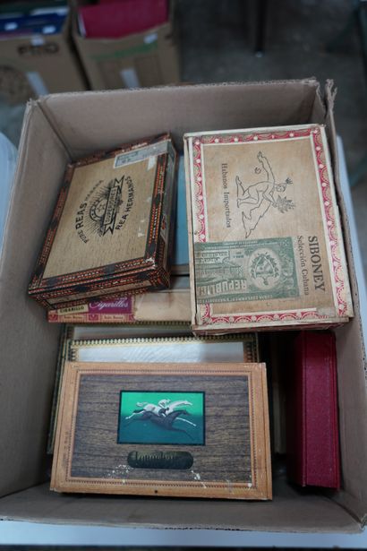 Lot de timbres en albums et vrac. Trois ...