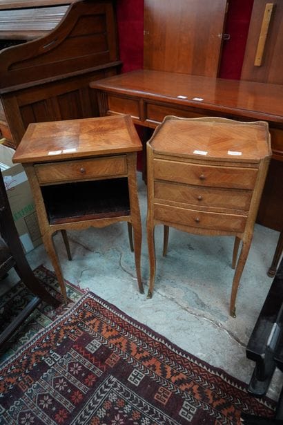 Deux chevets en bois de placage, l’un ouvre...