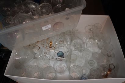 Une réunion de verres dépareillés. 2 car...