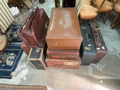 Réunion de malles de voyage, valises, nécessaire...