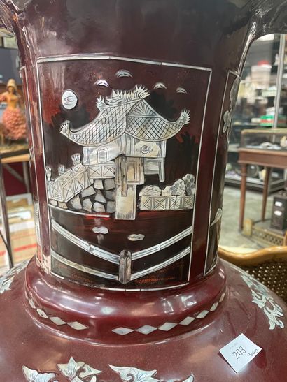 Vase balustre en carton bouilli, laque et...