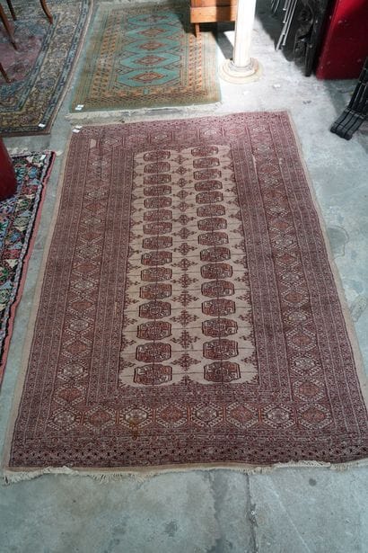 Réunion de quatre tapis, Orient ou Afrique...