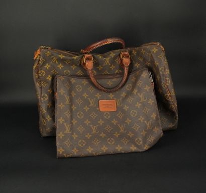 Louis VUITTON. Sac en toile enduite monogrammée....