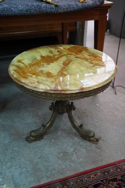 Table basse ronde sur un piétement tripode...