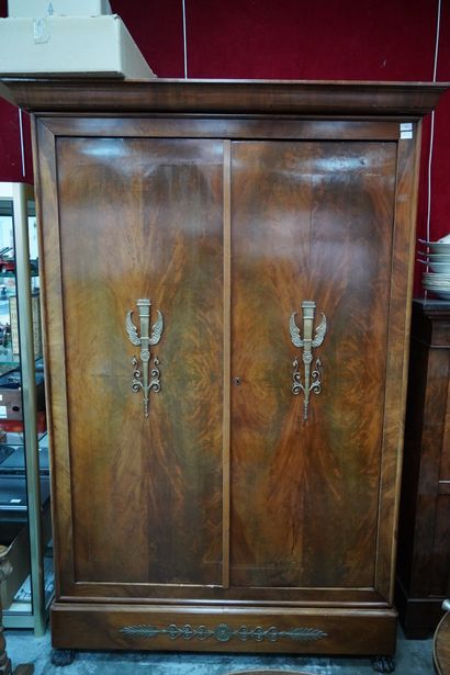 Armoire en bois plaqué ouvrant par deux ventaux,...