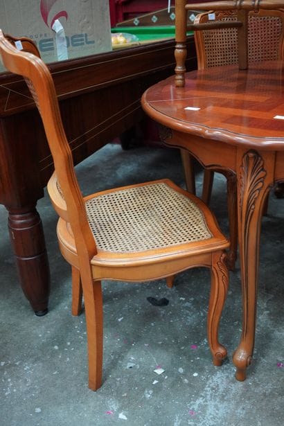 Lot de mobiliers courants : chaises paillées,...
