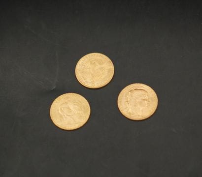 Trois pièces de 20 francs or. Poids : 19,3...