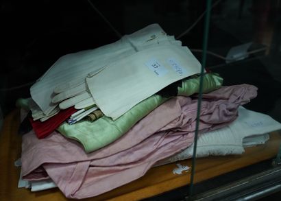 Réunion de gants cuir blanc, dentelle noire,...