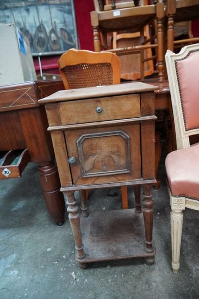 Lot de mobiliers courants : chaises paillées,...