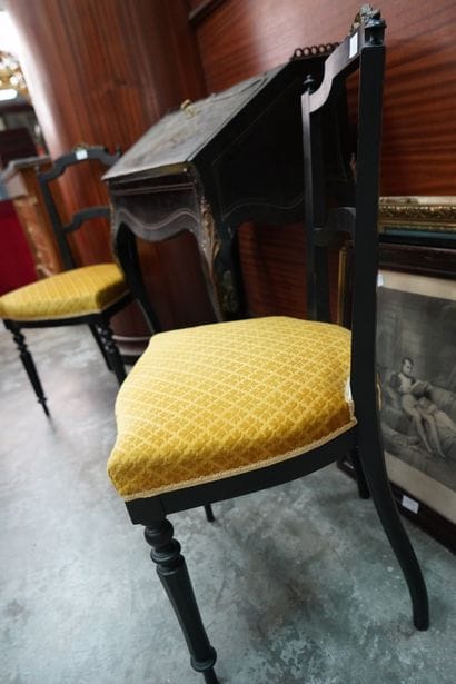 Un bureau de pente en bois noirci et marqueterie...