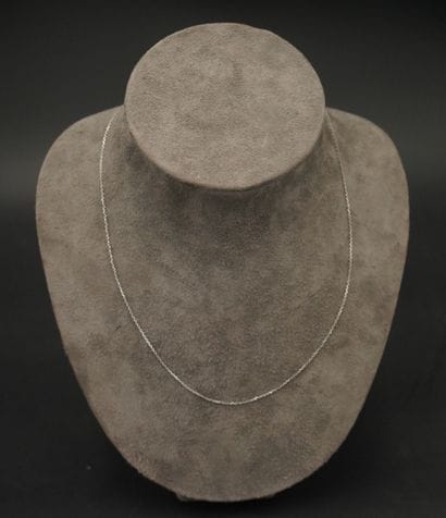 Chaine de cou en or gris 18K (750). En débris....