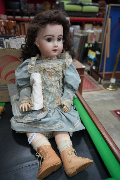 Poupée tête porcelaine. taille 15, yeux de...