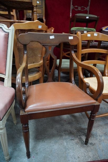 Lot de mobiliers courants : chaises paillées,...