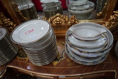 Deux parties de service en porcelaine de...