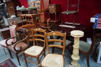 Lot de mobiliers courants : chaises paillées,...