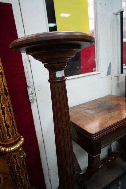 Une table basse à plateau à décor floral...