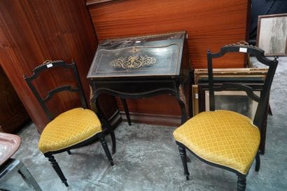 Un bureau de pente en bois noirci et marqueterie...