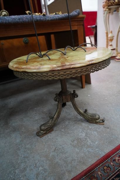 Table basse ronde sur un piétement tripode...