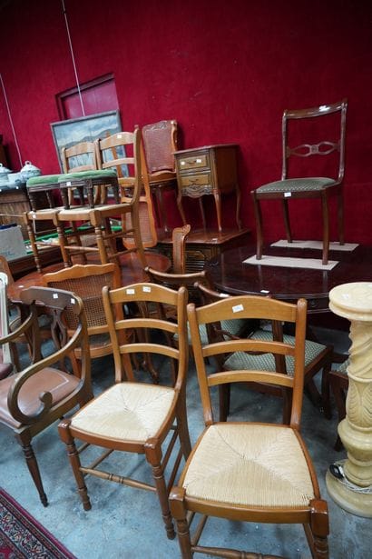 Lot de mobiliers courants : chaises paillées,...