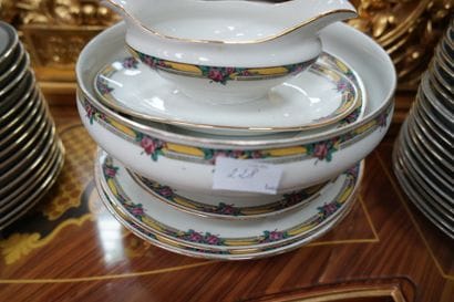 Deux parties de service en porcelaine de...