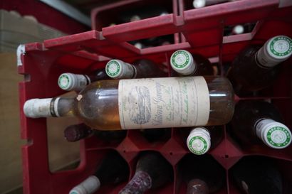 Important ensemble de bouteilles de vin....