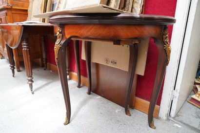Table à rallonge de style Louis XV, à ornementations...
