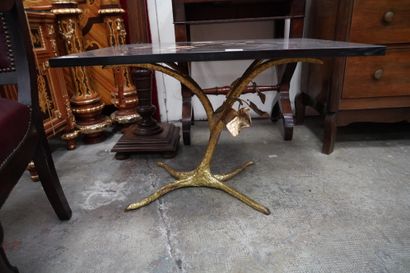 Une table basse à plateau à décor floral...