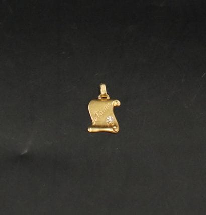 Deux pendentifs en or 18K (750), l'un circulaire...
