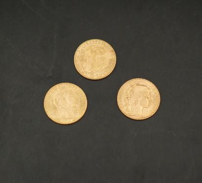 Trois pièces de 20 francs or. Poids : 19,3...