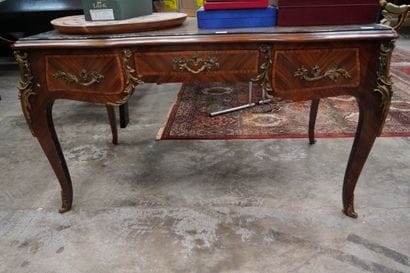 Bureau plat de forme galbée en bois de placage...
