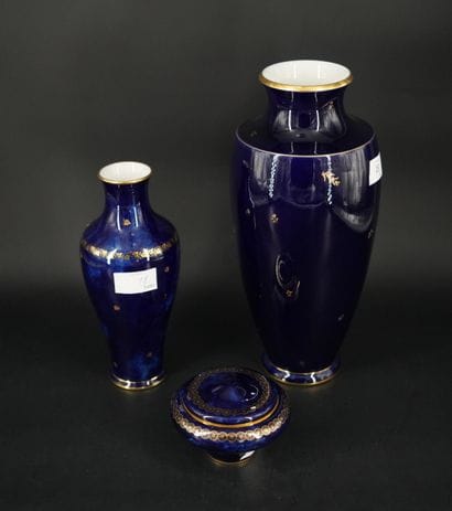SEVRES, réunion de deux vases balustre en...