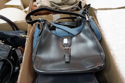 Lot de 20 sacs à main et 3 pochettes du soir...