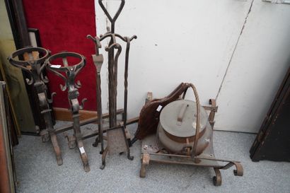 Nécessaire de cheminée en fer forgé comprenant...