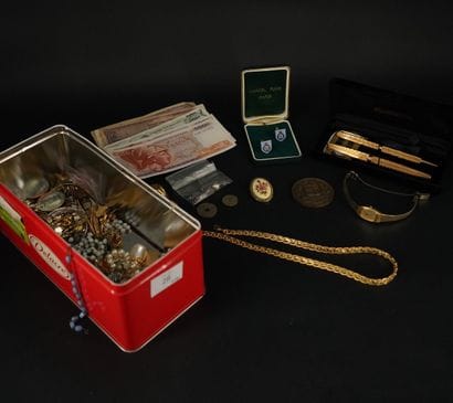 Réunion de bijoux fantaisie : boutons de...